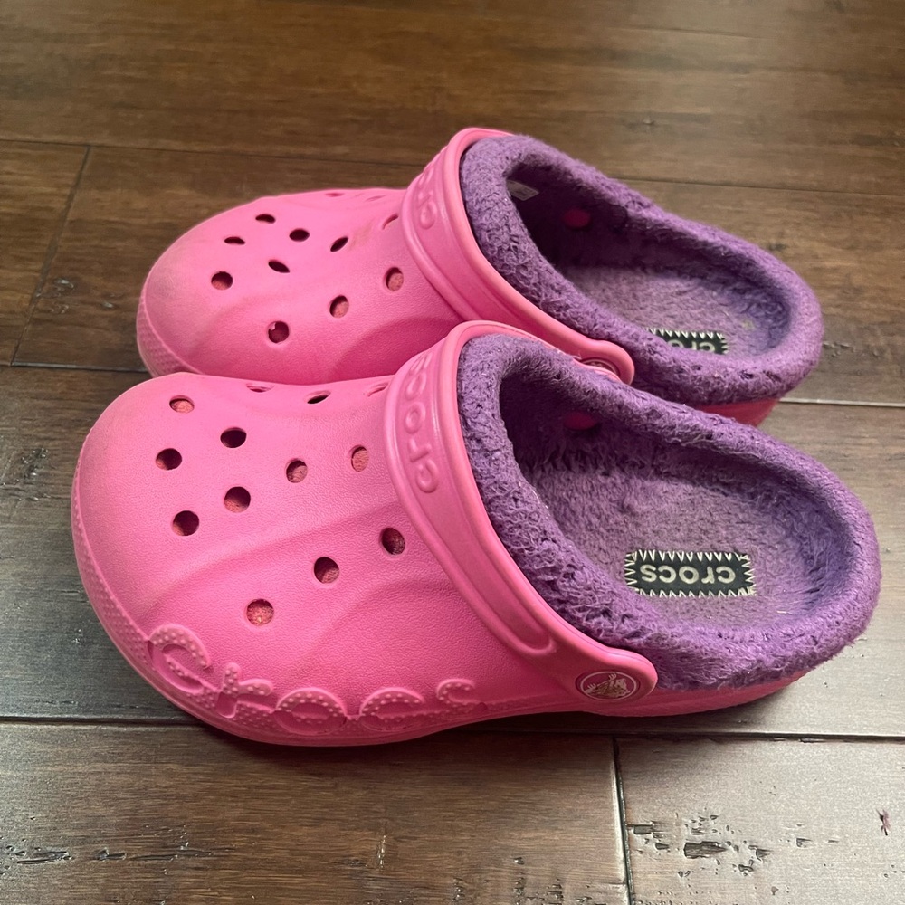 KIDS CROCS
SIZE- GIRLS 2